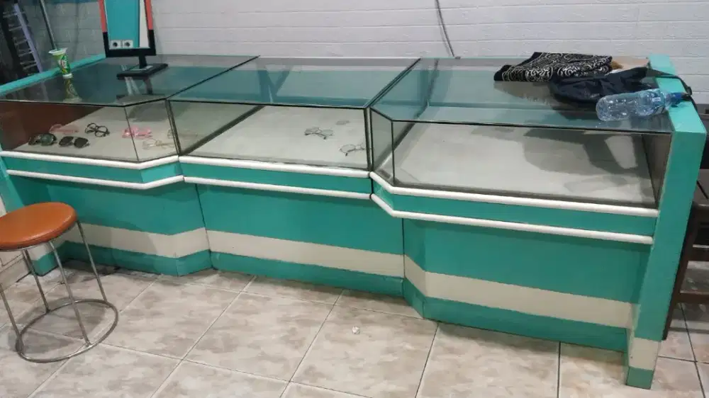 Satu set etalase optik