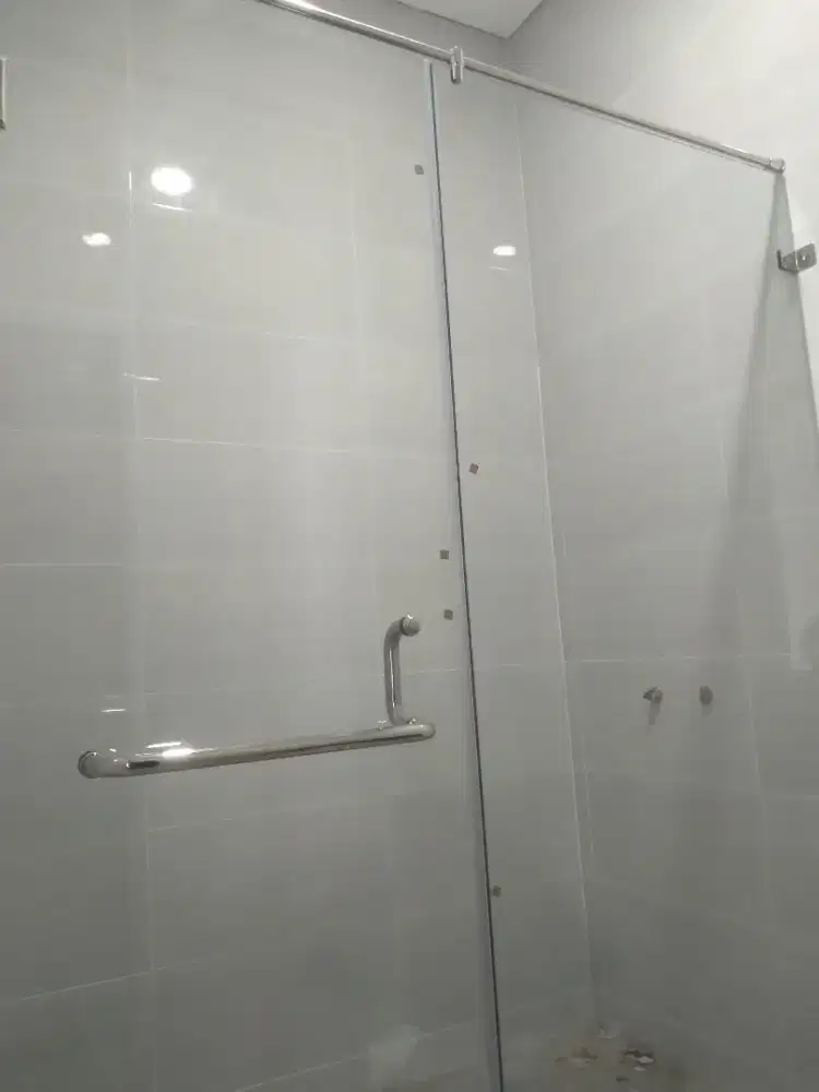 Kaca shower kamar mandi 10mm temperd T200cmL170cm hrg 1 set lgkp 5,9jt