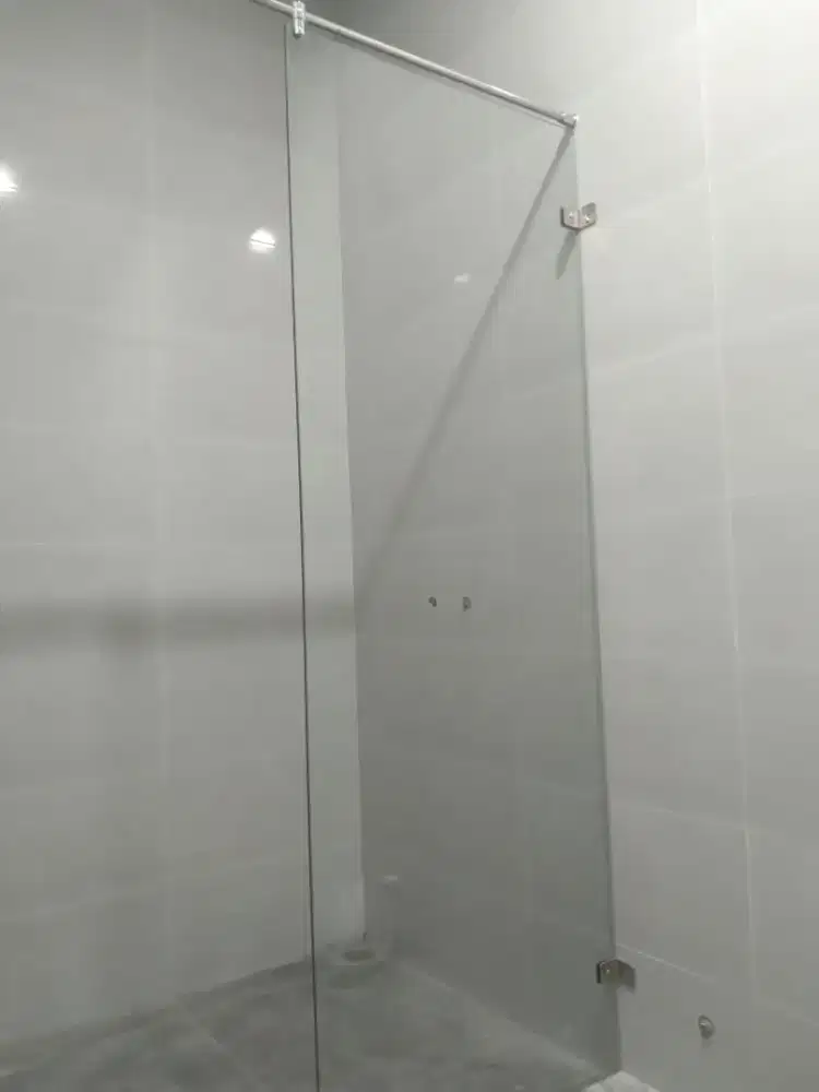 Kaca shower 10mm temperd T200cm L80cm harga plus pasang 1,9 jt / unit