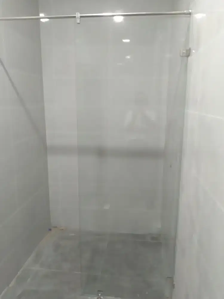 Kaca shower temperdglass 10mm T200cm L80cm hrg 1,9 jt / unit terpasang