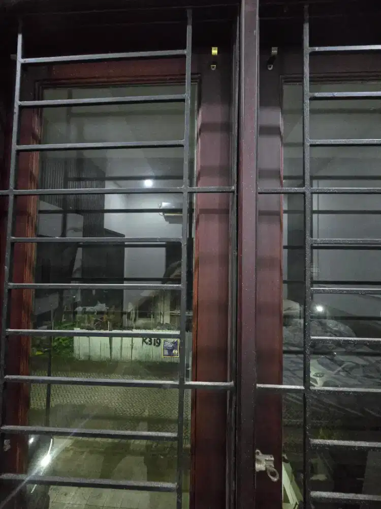 Jendela kayu plus kusen dan teralis besi