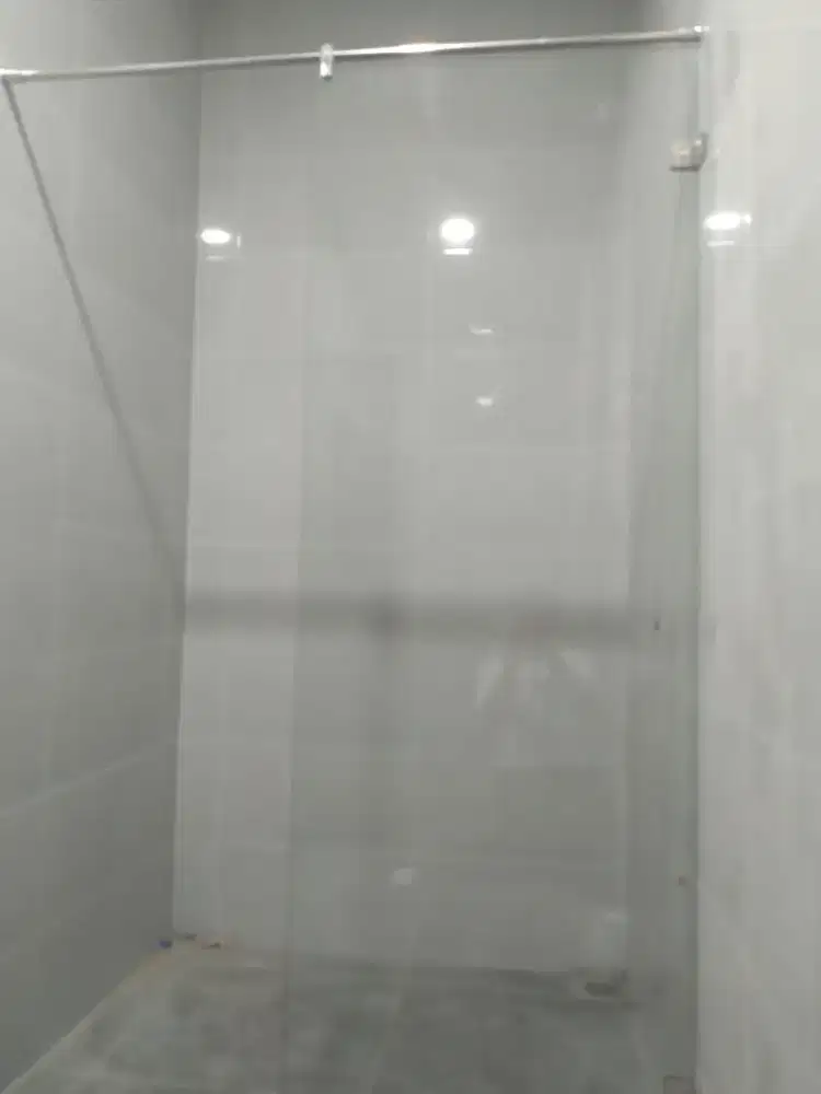 Kaca shower 10mm temperdglass T200cm L80cm hrg 1,9 jt / terpasangnya