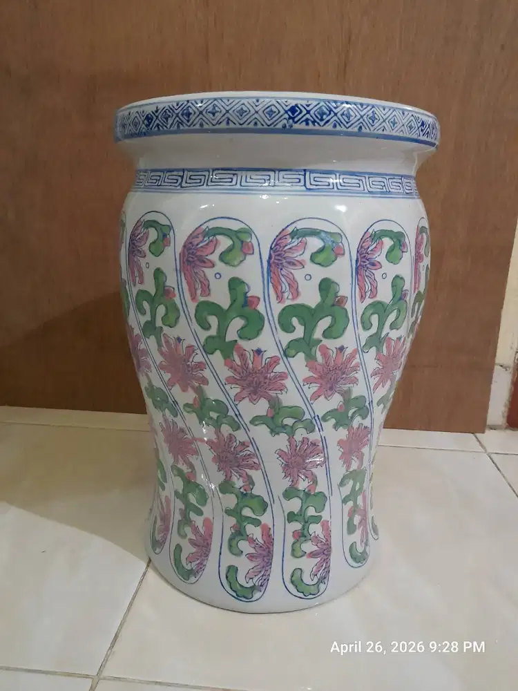 GUCI KERAMIK BENTUK TEMPAT DUDUK