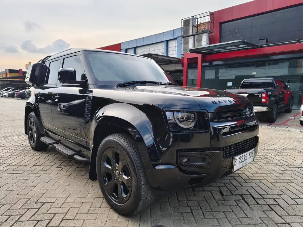 LAND ROVER DEFENDER 110 SE 2.0 AT 2023 BLACK MET LOW KM TOP CONDITION