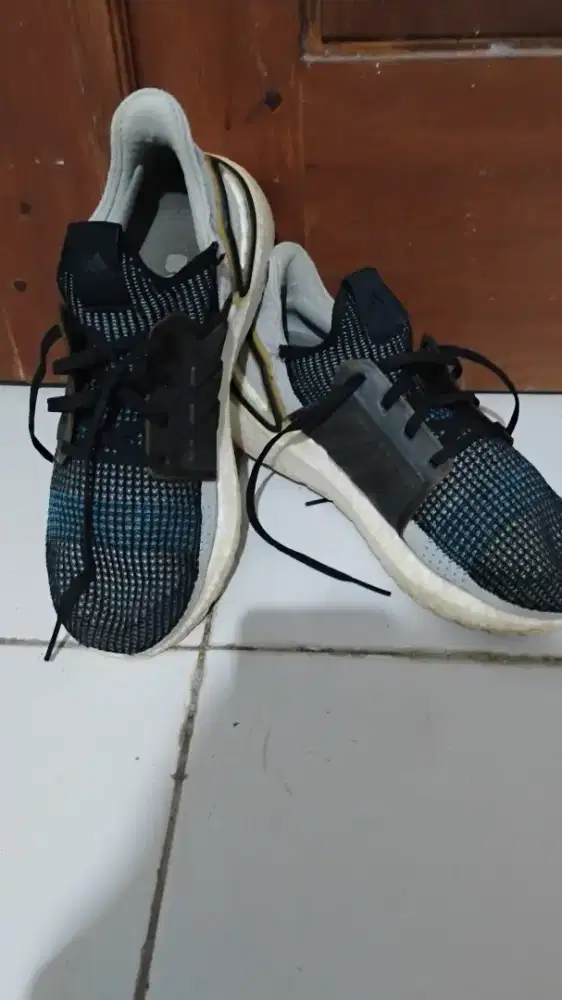 Sepatu  adidas continental