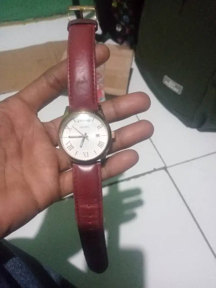 Bismilah jual jam tangan gues asli warna gold tali merah