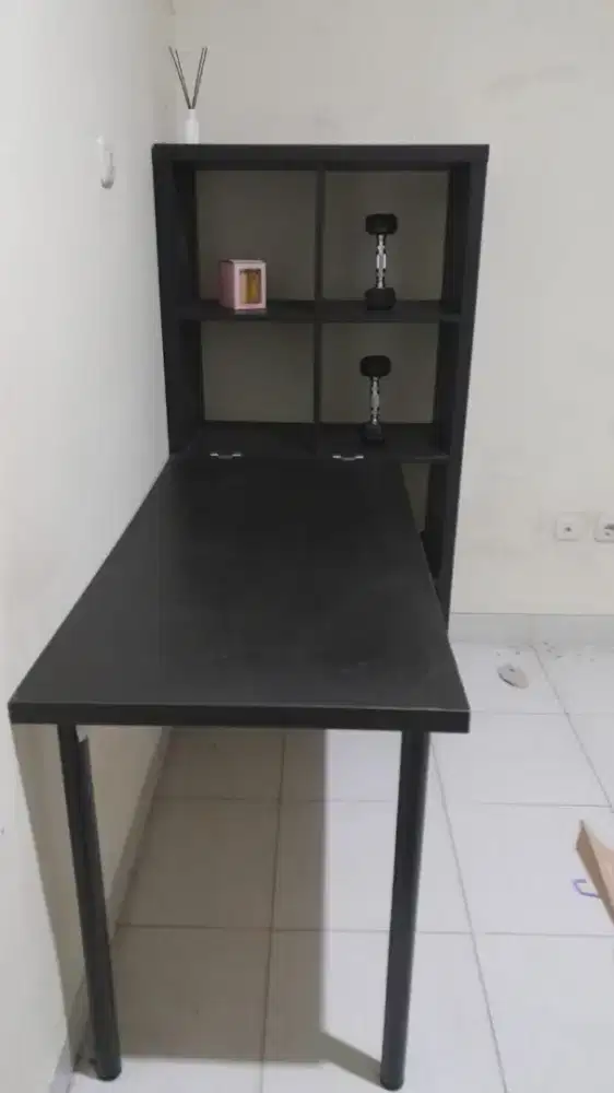 Meja rak minimalia