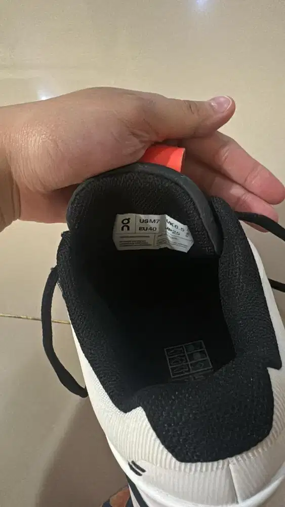 Sepatu tennis oncloud