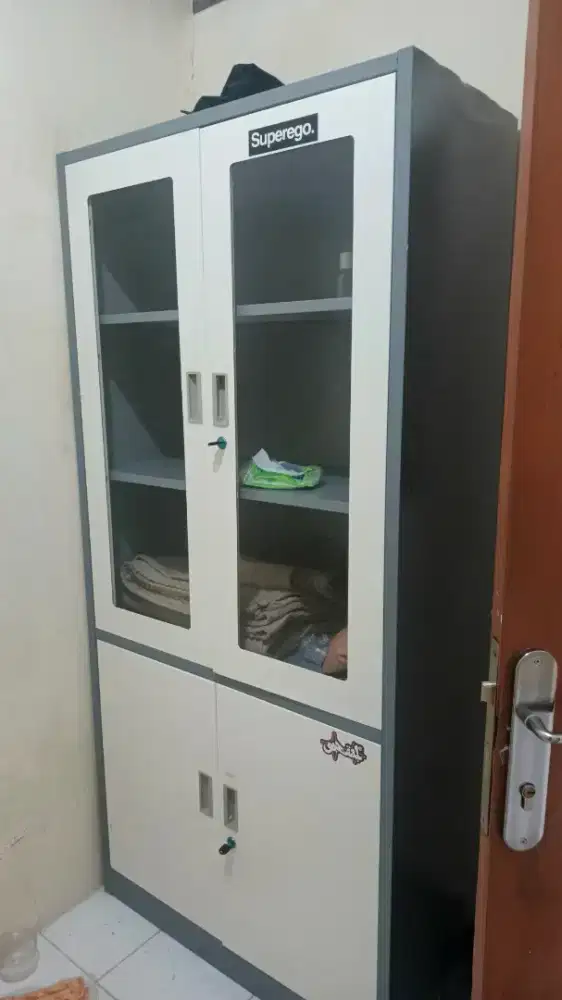 lemari pakaian 4 pintu