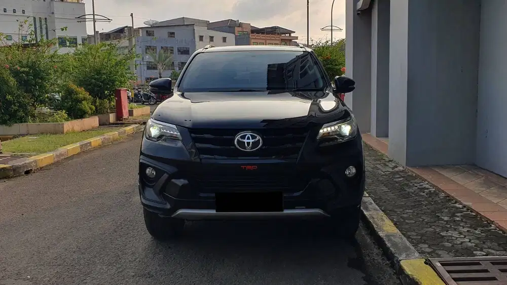 Toyota Fortuner 2.4 VRZ TRD Sportivo 4x2 Diesel AT Hitam 2018 Garansi