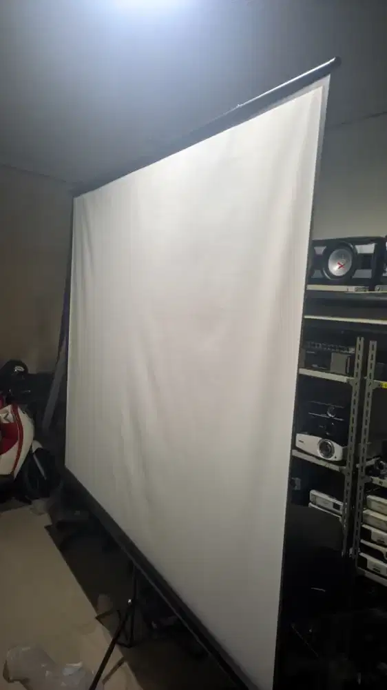 Layar tripod proyektor