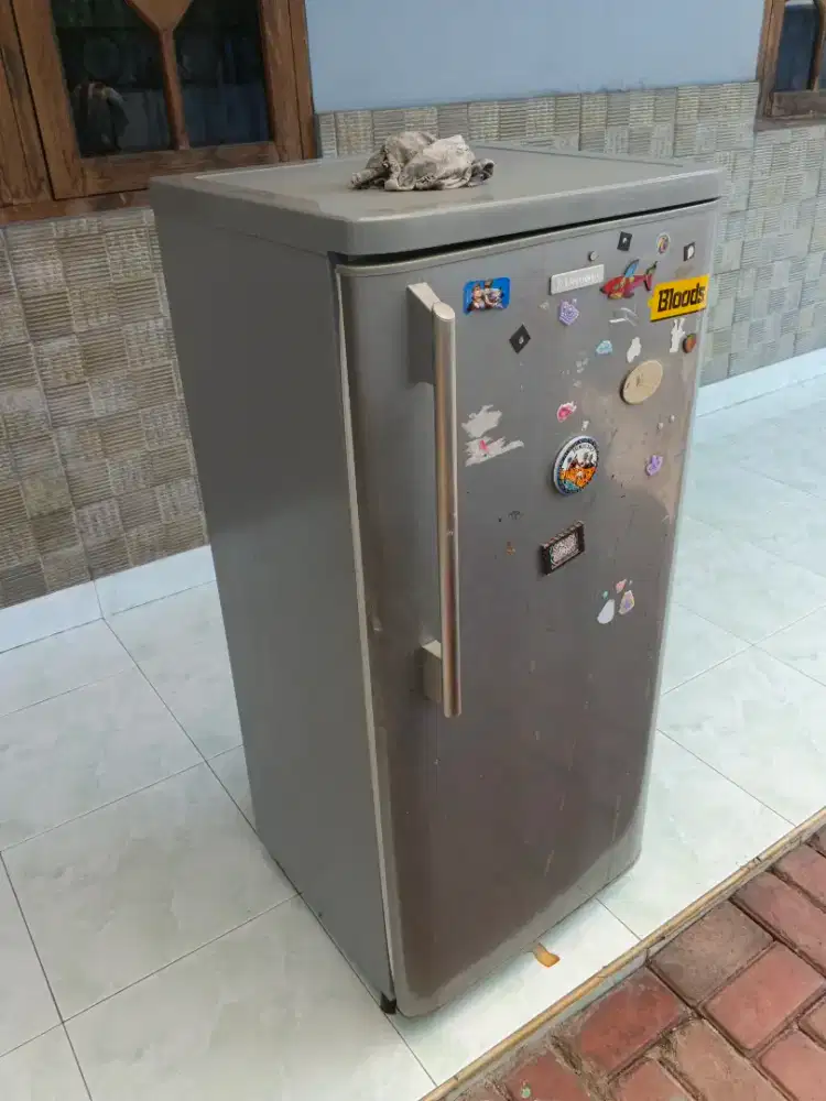 Lemari es Electrolux 150 liter