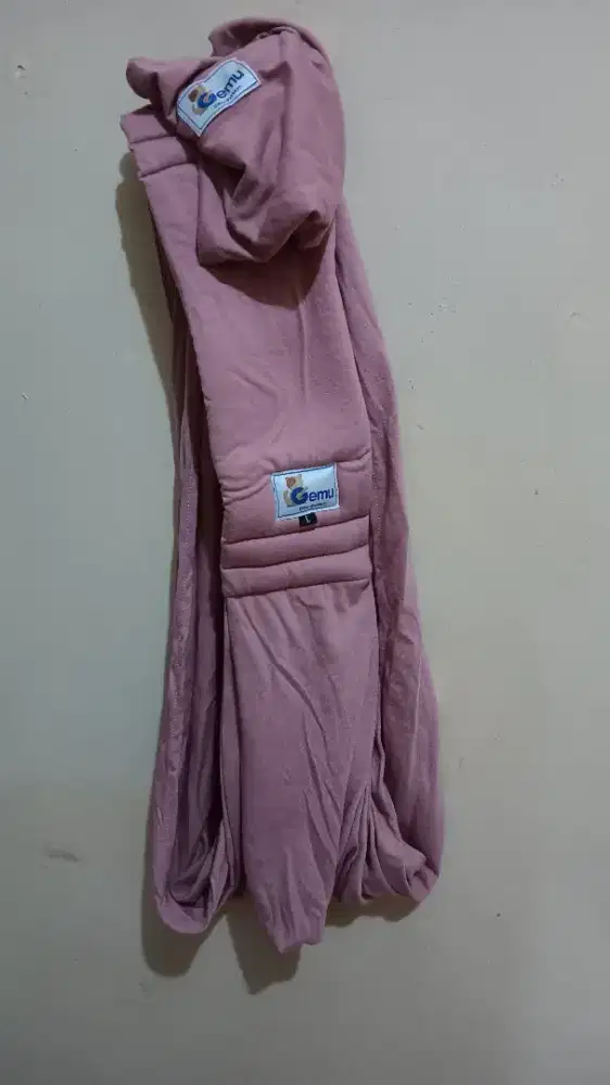 Preloved gendongan bayi merk gemu masih sangat bagus +kantong