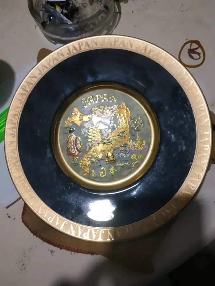 Piring keramik dengan asesori mas 24k