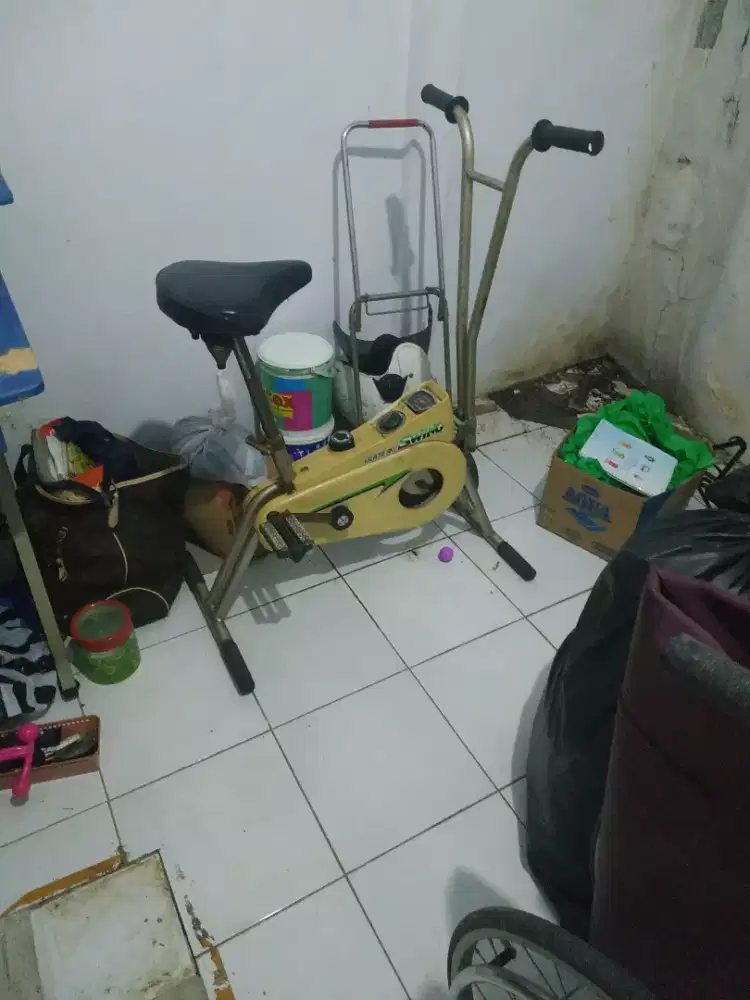 Skuter masih kaya pake. Body ada retak