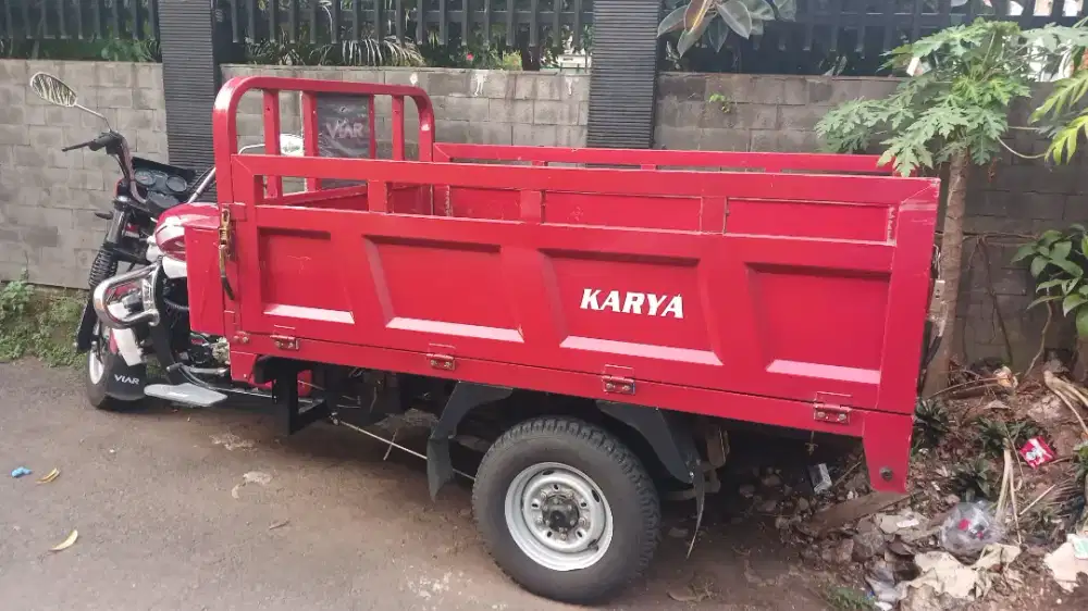 Viar 3 roda cc 300 tahun 2025 warna merah bulan 10 Kris seperti baru