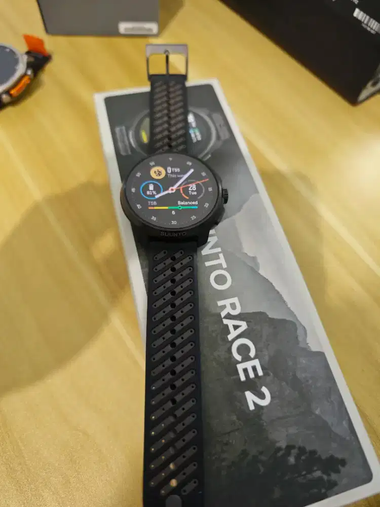 Suunto Race 2 Titanium Black (versi titanium)