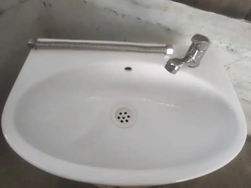 Wastafel Toto kumplit