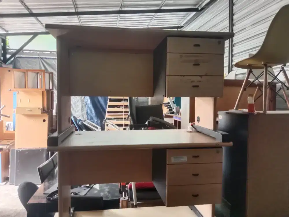 Meja kantor,meja setengah biro