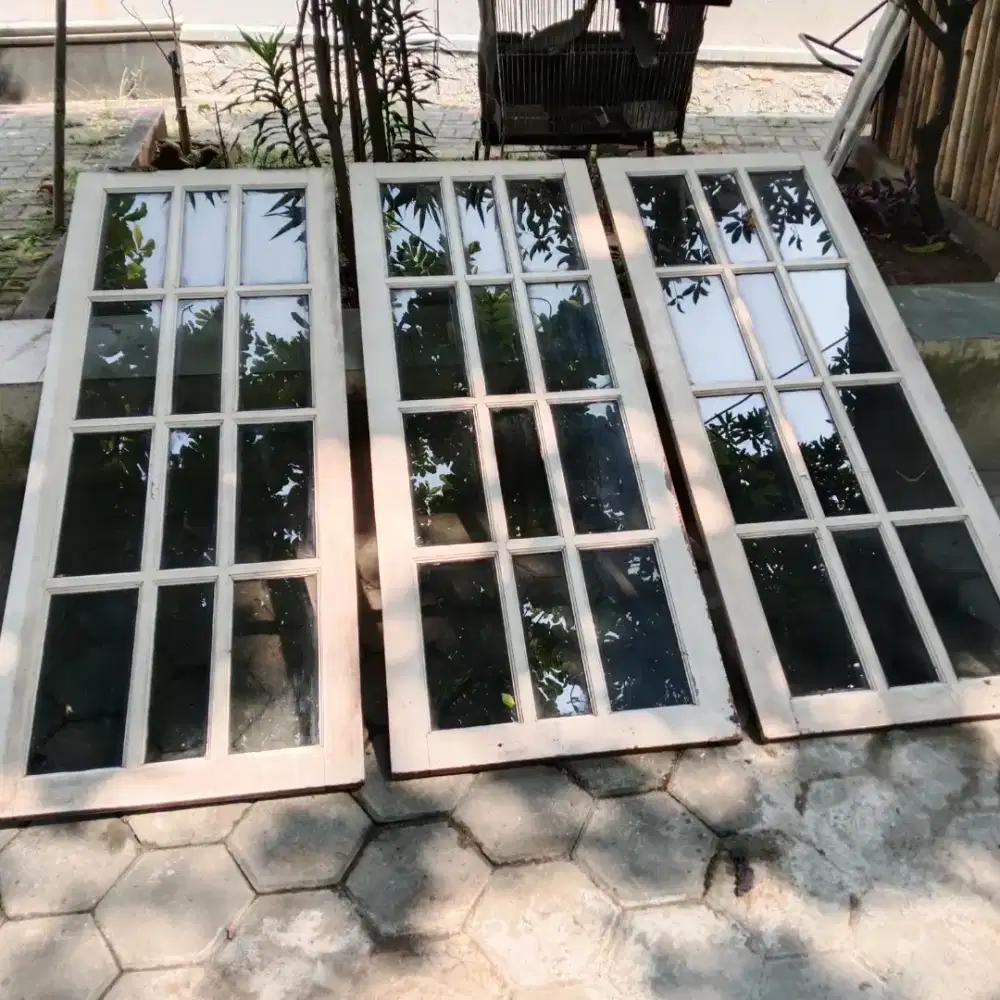 Satu set 1 pintu dan 3 jendela kayu kamper ( harga nego)