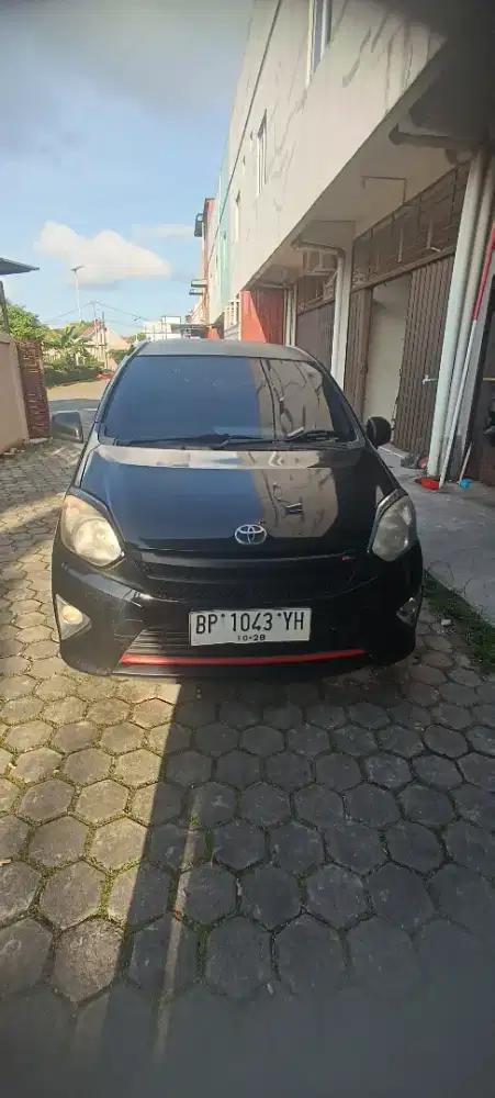 Agya matic 1.0 G warna hitam