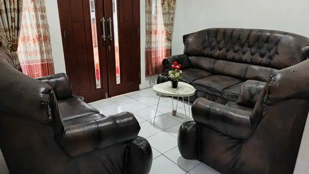 Kursi sofa bahan kulit