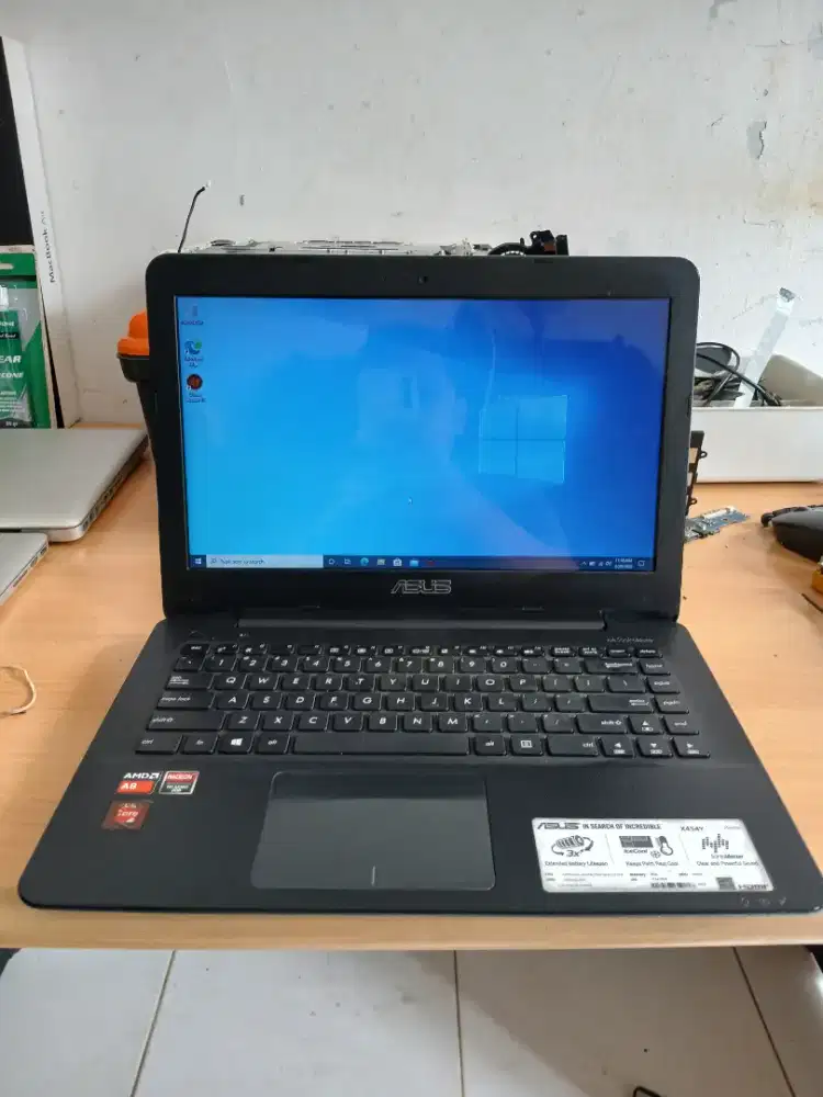 Laptop Asus X454Y ,Amd A8-7410 Dengan VGA Amd Radeon R5