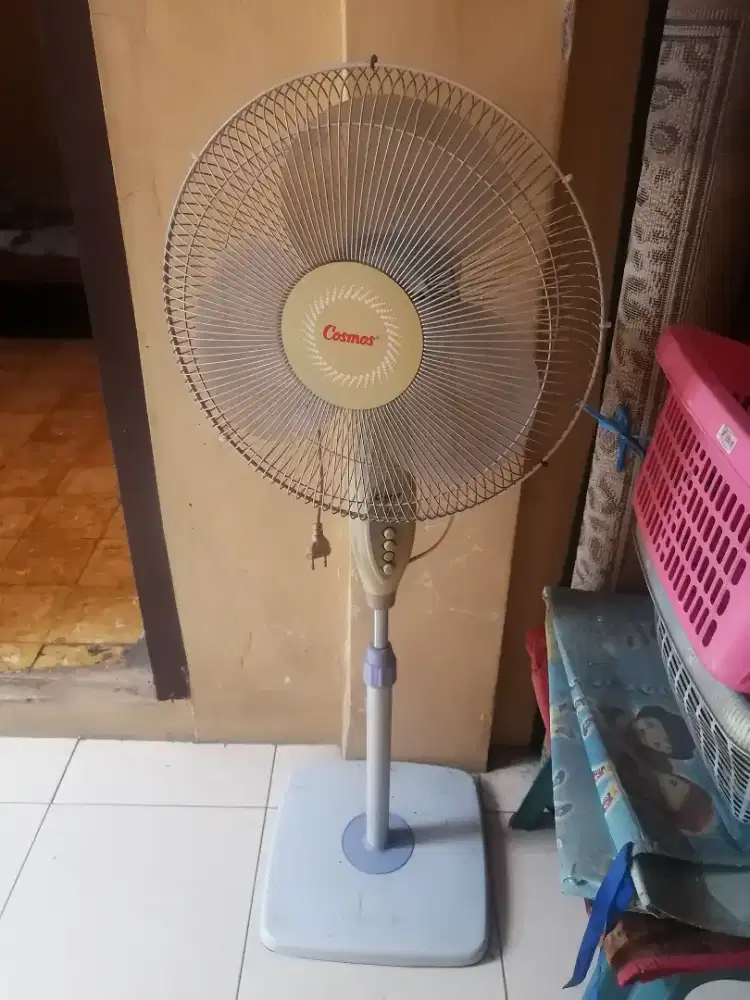 Kipas angin berdiri cosmos