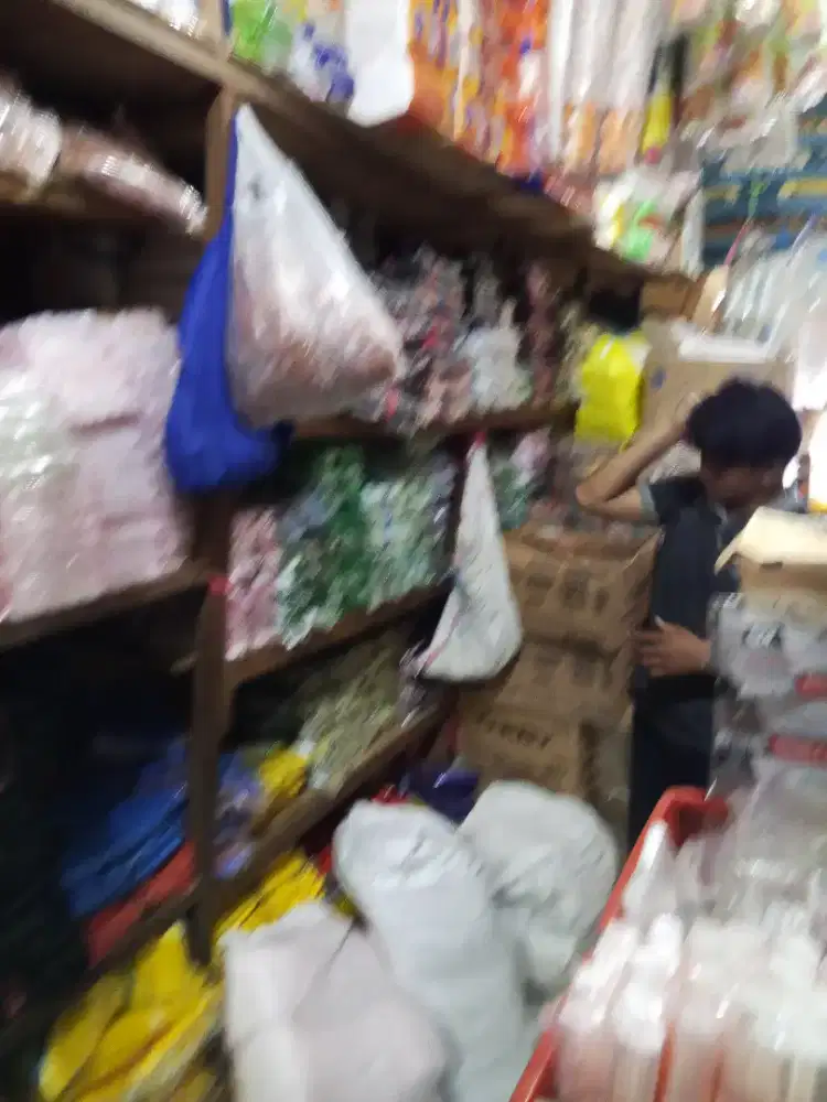 Dicari karyawan toko plastik