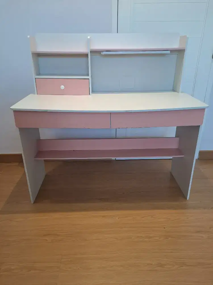 Meja belajar Anak bahan kayu warna pink 120x55x120