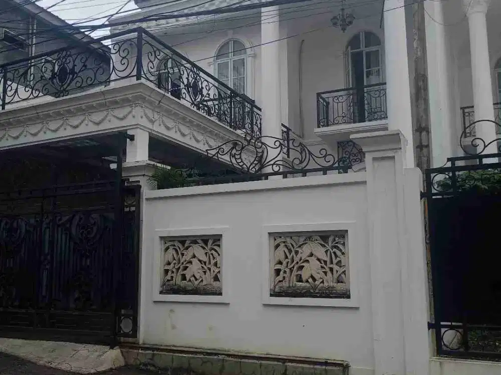 rumah mewah dalam komplek dekat unindra jln raya tengah Kramat jati