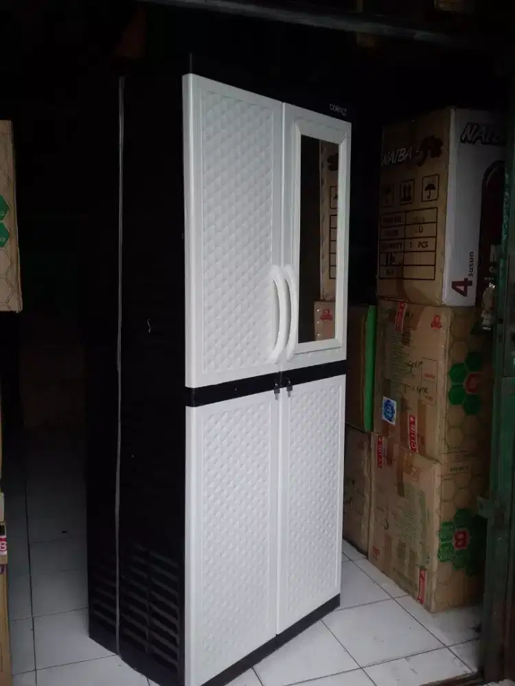 Lemari pakaian gantung