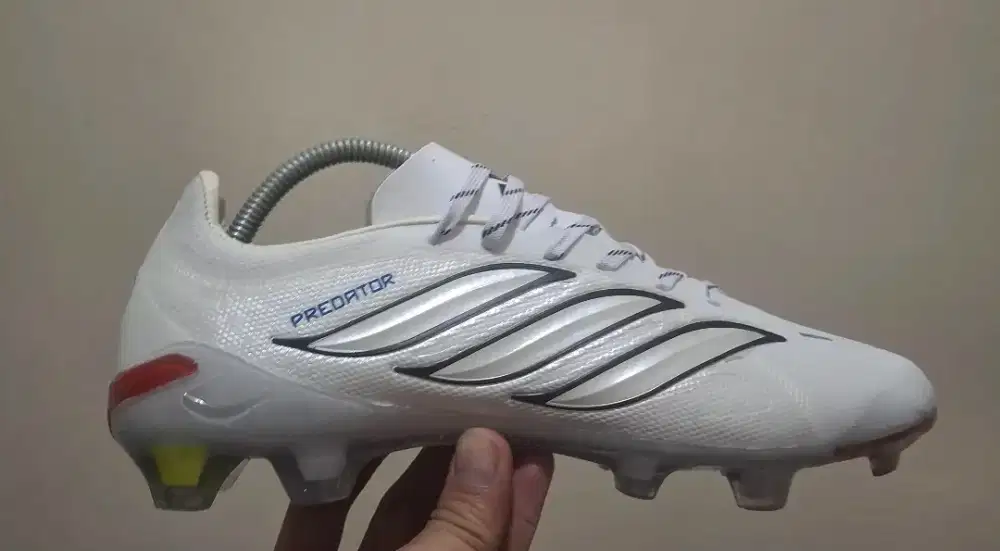 Sepatu bola adidas