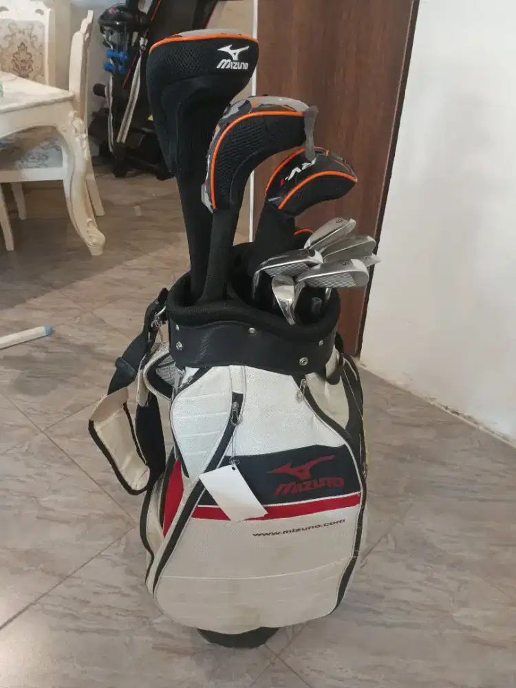 Golf Club SET Includes a golf bag and a set of golf clubs