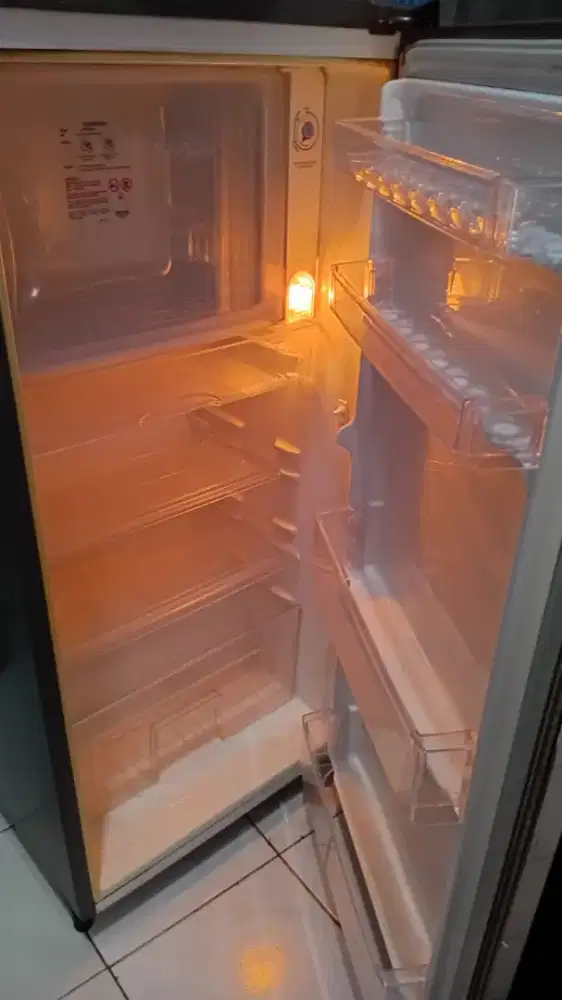 Kulkas merk LG dan kipas angin merk cosmos