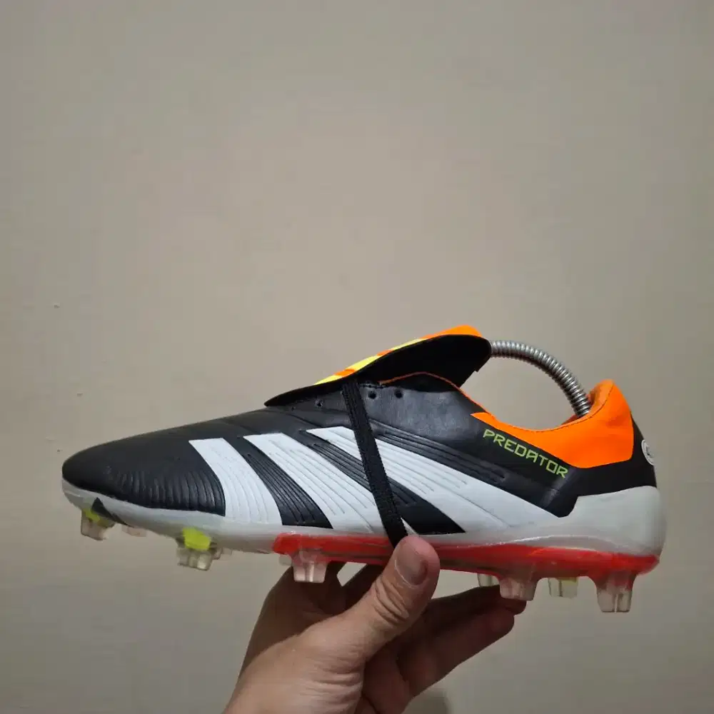 Sepatu bola adidas