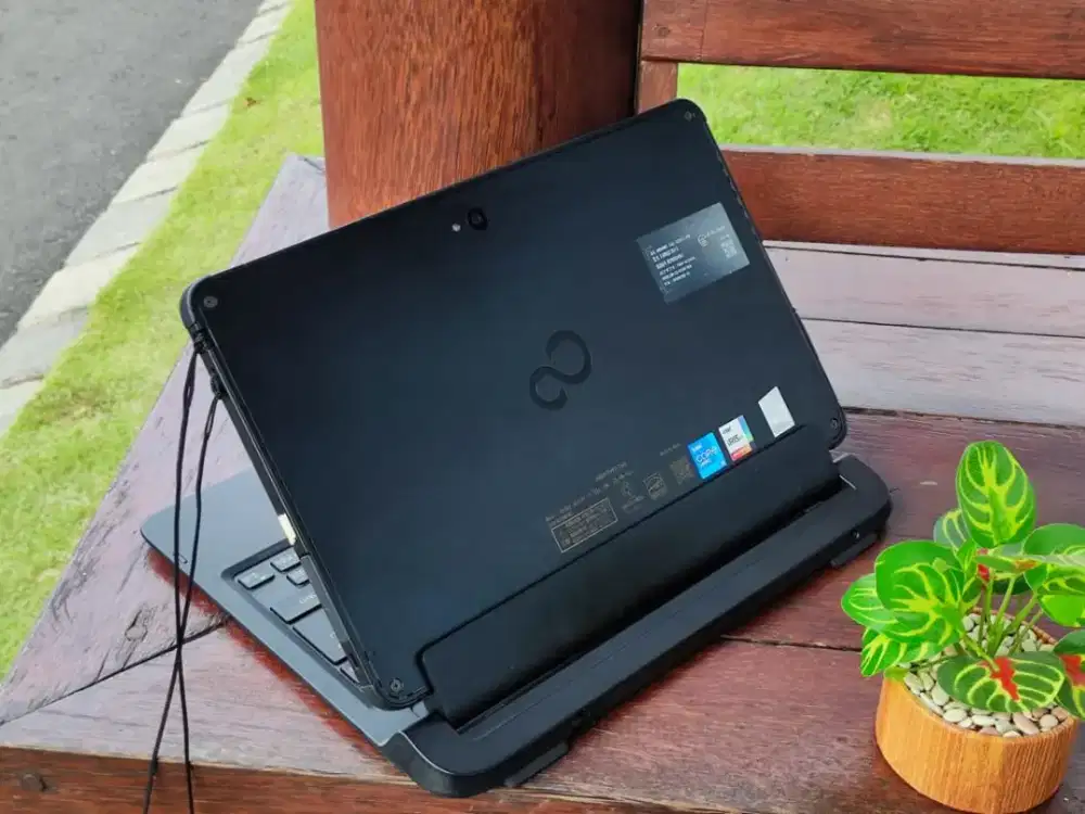 FUJITSU ARROWS Tab Q7311/FB”