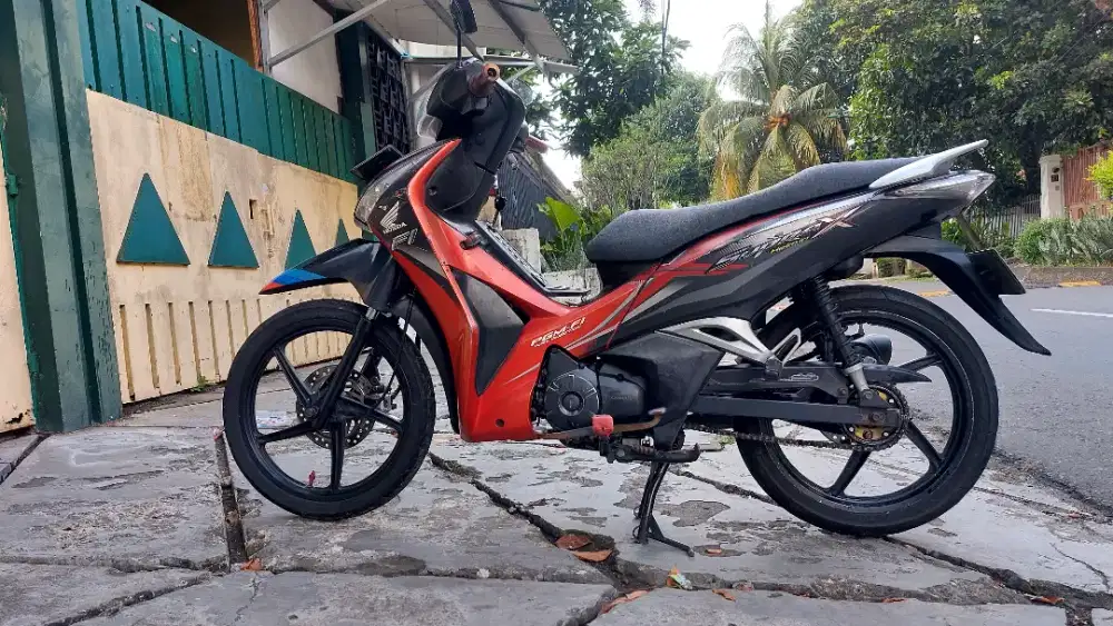 DIJUAL HONDA  SUPRA X HELMI