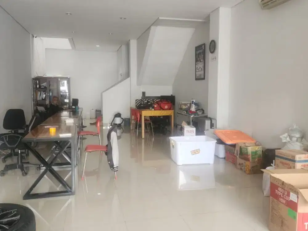 Disewakan Ruko 2,5 Lantai Nyaman Siap Pakai Cocok untuk Usaha Lokasi di Karawitan Bandung