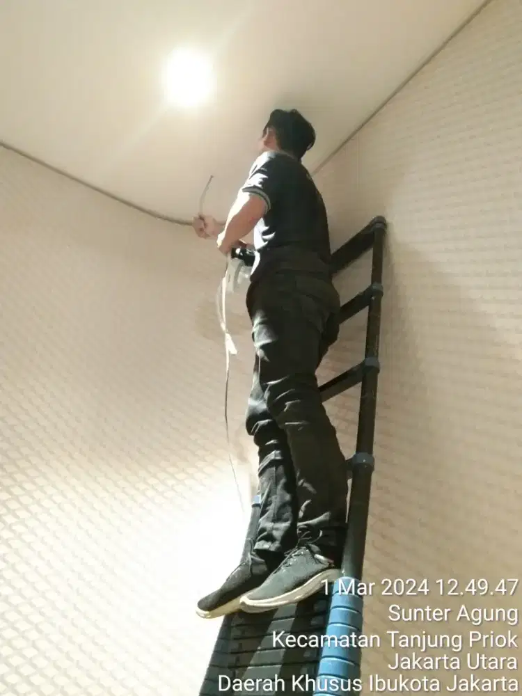 Tukang listrik dan cctv