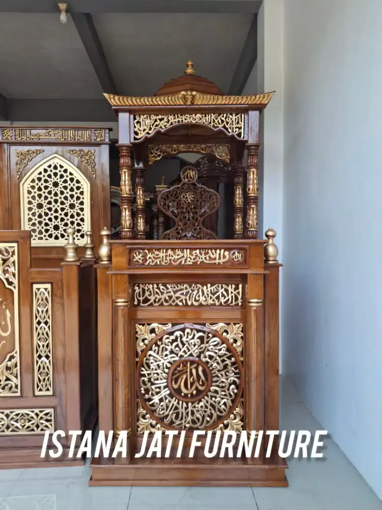 Mimbar masjid kubah ukir saka depan