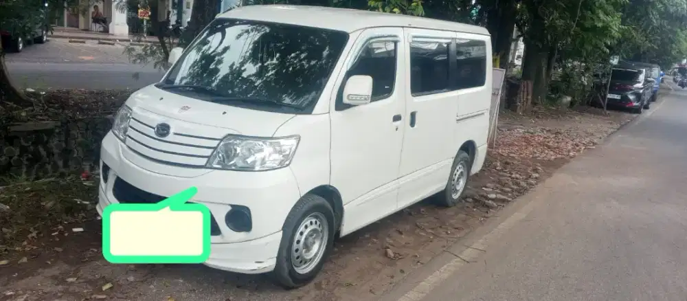 Daihatsu Luxio putih