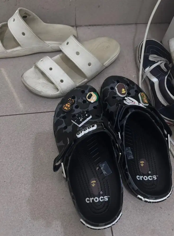 Crocs bape warna hitam