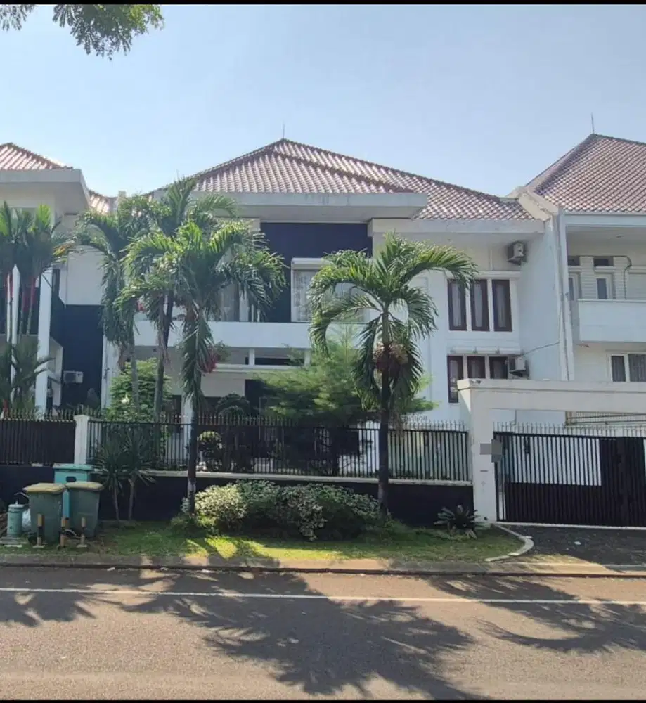Di jual rumah 2 lantai siap huni di boulevard kota wisata
