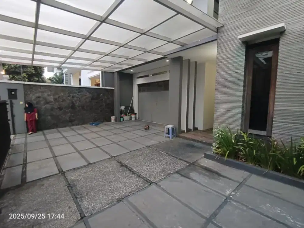 Rumah Mewah siap huni di Batununggal Indah – Depan Lapangan, Hook/View Luas!