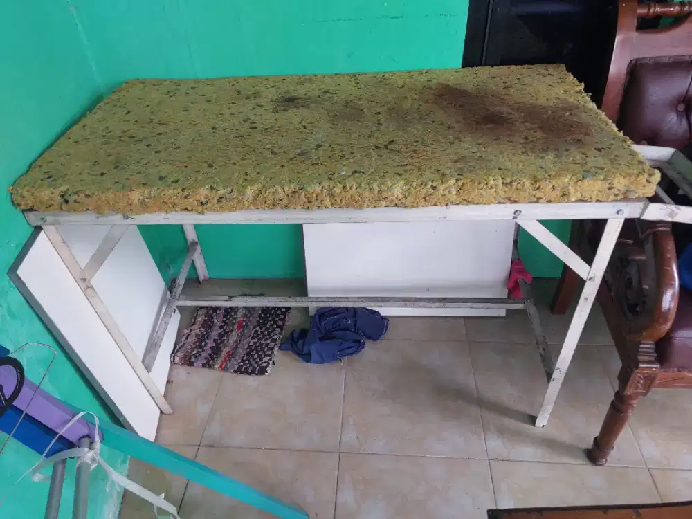 Meja setrika laundry