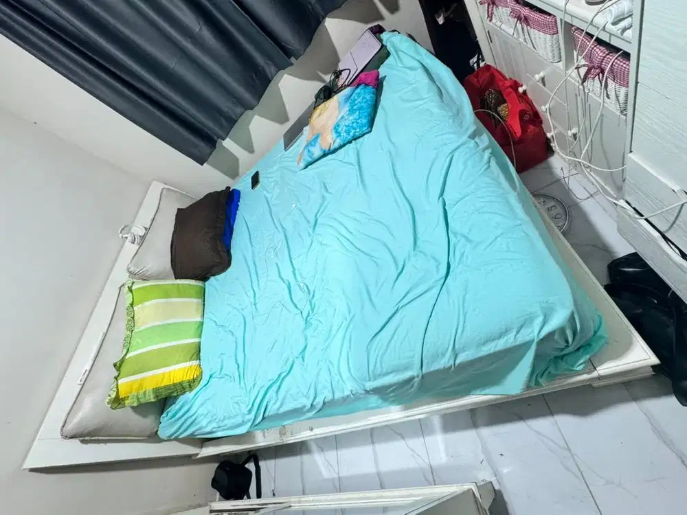 Tempat tidur kayu mahoni