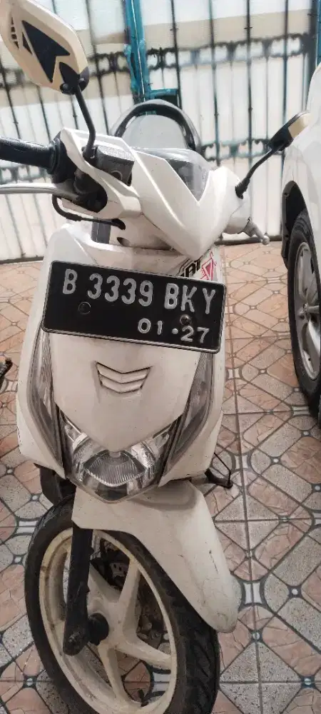 Honda Beat karbu warna putih