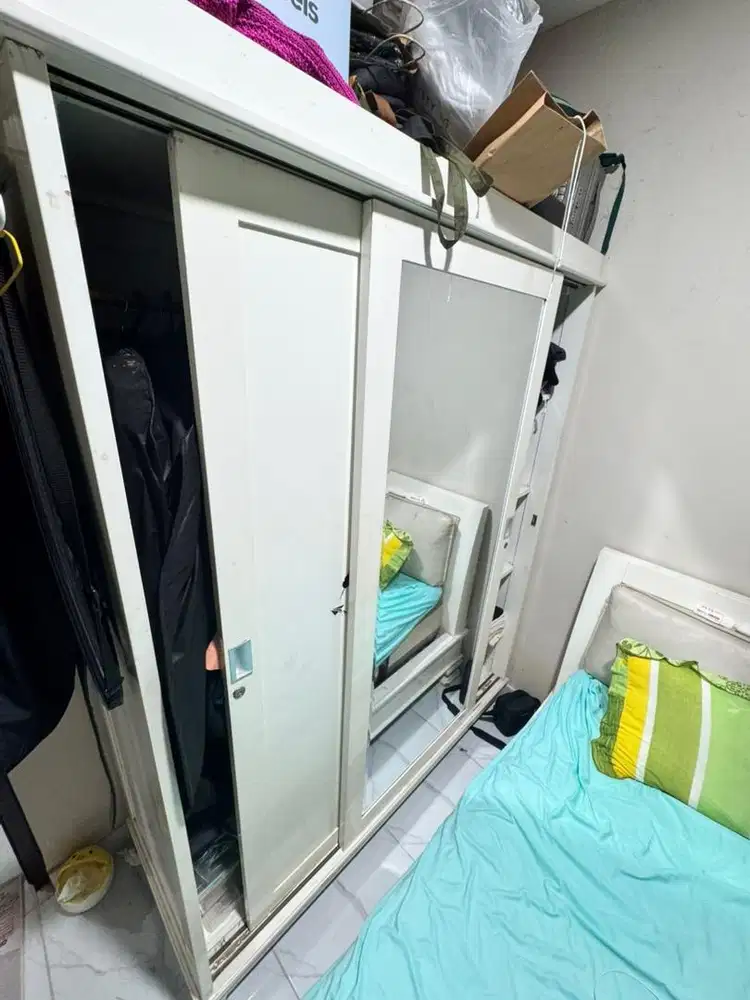 Lemari pakaian kayu mahoni