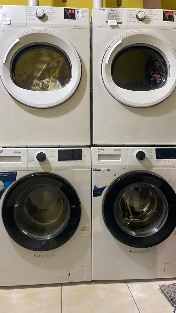 Karyawan Laundry Setrika Uap dan Packing